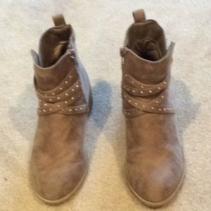 Kids light brown/ tan suede booties